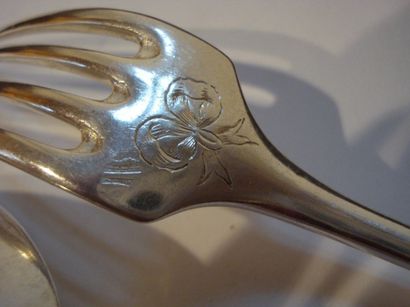 Série de douze couverts de table en argent....