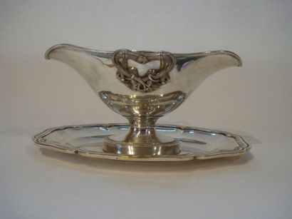 Saucière en métal argenté. Elle est fixée...