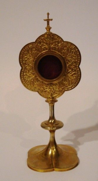 Reliquaire-monstrance en laiton doré. Polylobé...