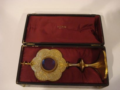 Reliquaire-monstrance en laiton doré. Polylobé...