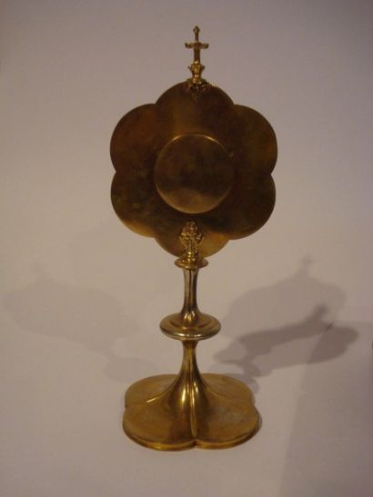 Reliquaire-monstrance en laiton doré. Polylobé...