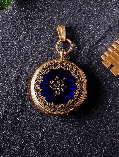 Montre pendentif en or jaune, signé LECOMTE...