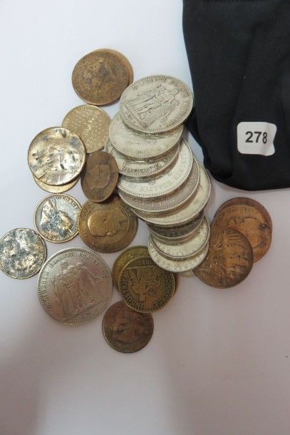 Lot de 30 monnaies diverses (dont 14 en argent)...
