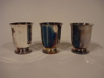 Série de trois timbales en argent. Modèle...