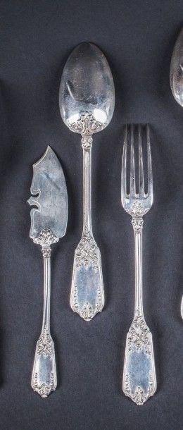 Ensemble de couverts de table en argent....