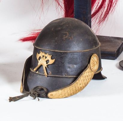 Casque de sapeur pompier. Bombe en fer peint...