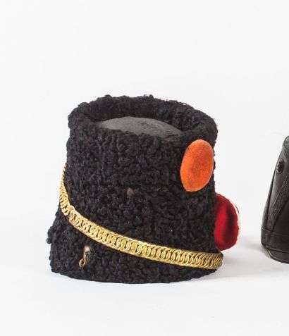 Talpack de hussard. En cuir, recouvert d'astrakan,...