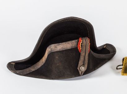 Bicorne de gendarme. En feutre taupé bordé...