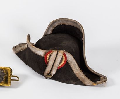 Bicorne de gendarme. En feutre taupé bordé...