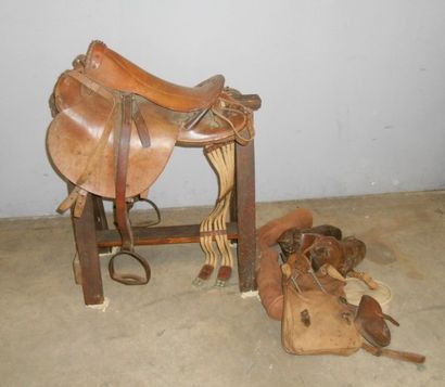 Selle française En cuir brun. Avec étriers,...