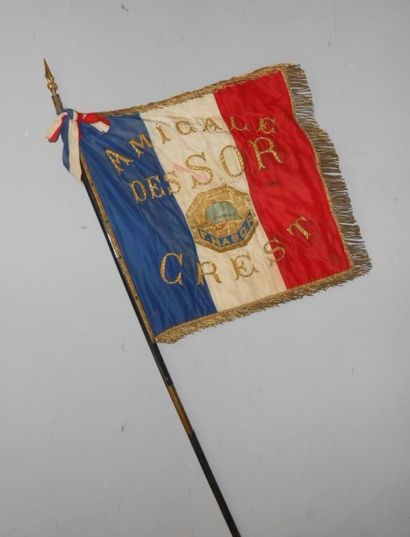 Drapeau tricolore en rayonne, brodé en fil...