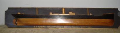 Demi-coque en sapin du bateau à vapeur 