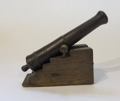 Petit canon à poudre en fonte de fer sur...