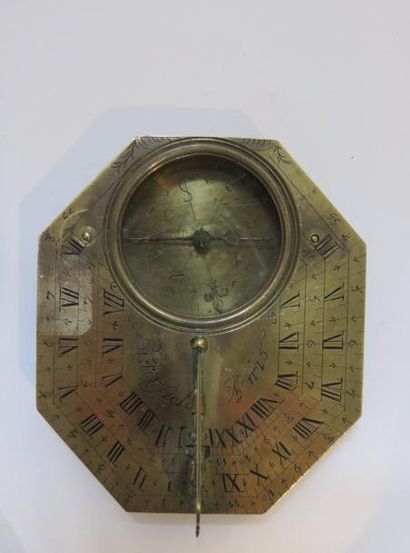 Cadran solaire en laiton gravé. Platine octogonale...