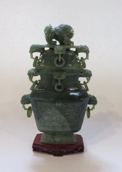 CHINE
Vase couvert en pierre verte à prises...