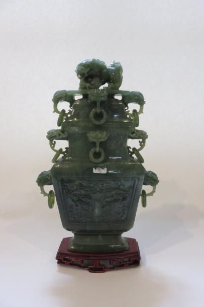 CHINE
Vase couvert en pierre verte à prises...