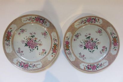 CHINE
Paire d'assiettes en porcelaine à décor...