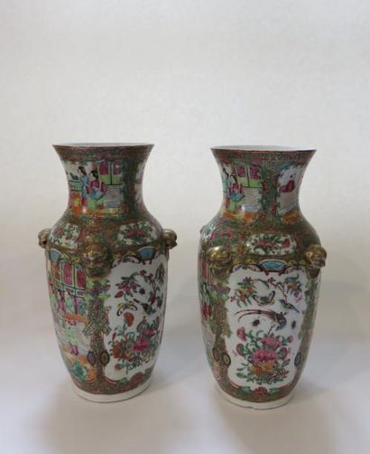 CHINE - CANTON
Paire de vases en porcelaine...