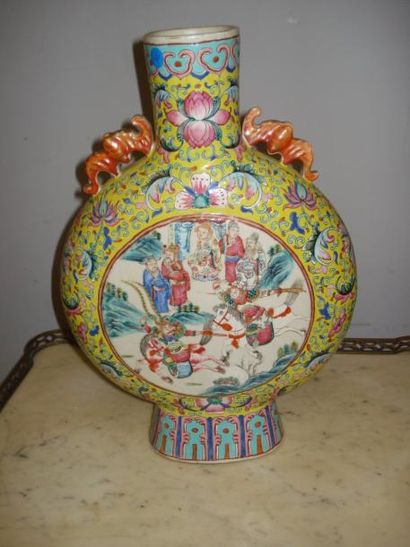 CHINE
Gourde plate en porcelaine à décor...