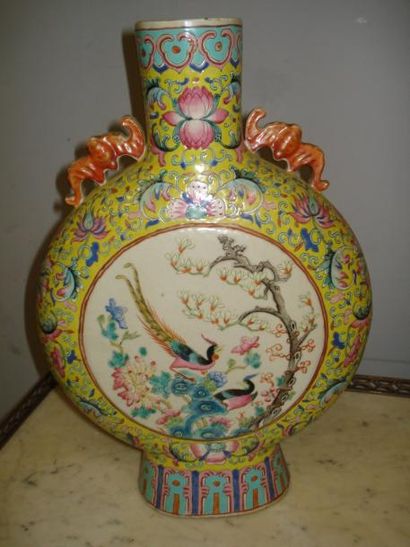 CHINE
Gourde plate en porcelaine à décor...