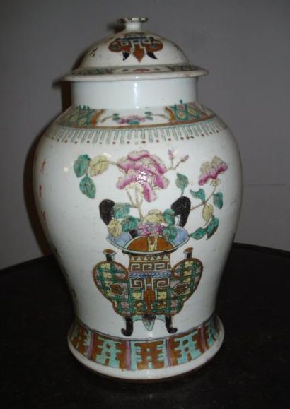 CHINE
Potiche couverte en porcelaine polychrome...