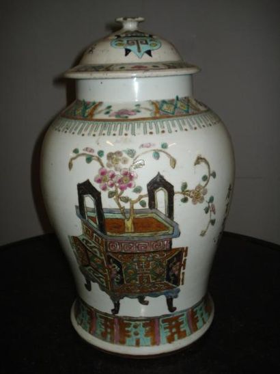 CHINE
Potiche couverte en porcelaine polychrome...