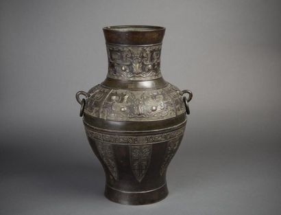 CHINE
Grand vase en bronze patiné et incrusté...