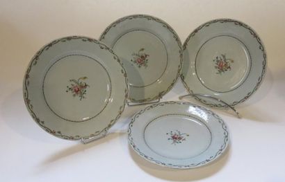 CHINE
Suite de quatre assiettes en porcelaine...