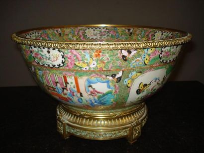 CHINE - CANTON
Importante coupe en porcelaine...