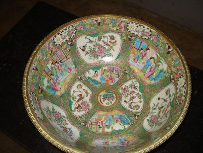 CHINE - CANTON
Importante coupe en porcelaine...