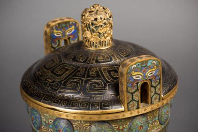 CHINE
Brûle parfum en bronze et émaux cloisonnés...