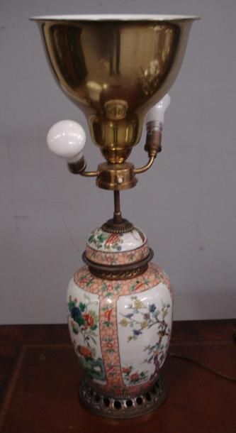 CHINE
Potiche couverte montée en lampe. Porcelaine...
