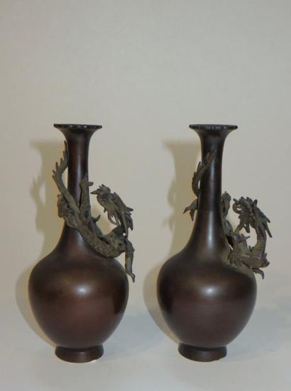 EXTRÊME-ORIENT
Paire de vases gourde en bronze...