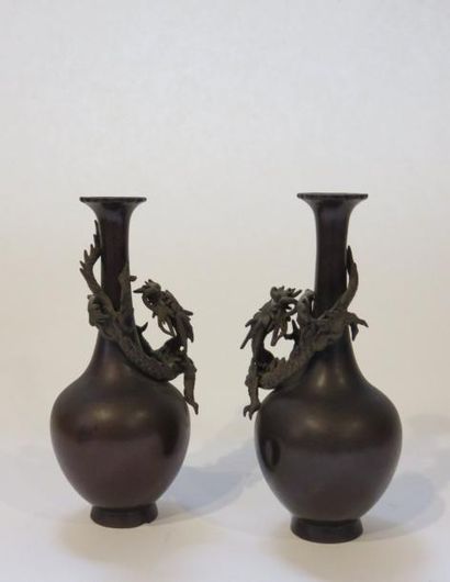 EXTRÊME-ORIENT
Paire de vases gourde en bronze...