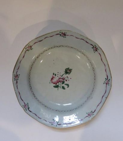 CHINE
Assiette creuse en porcelaine à décor...