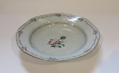 CHINE
Assiette creuse en porcelaine à décor...