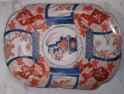JAPON - IMARI
Plat creux en porcelaine polychrome...