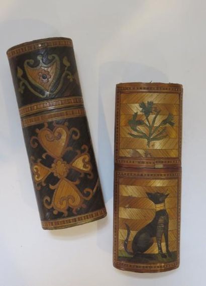 Deux étuis en marqueterie de paille à motifs...