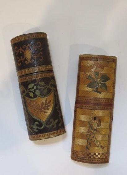 Deux étuis en marqueterie de paille à motifs...
