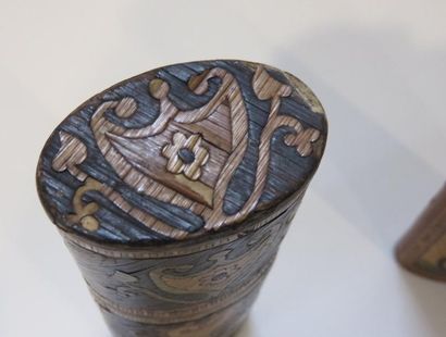 Deux étuis en marqueterie de paille à motifs...