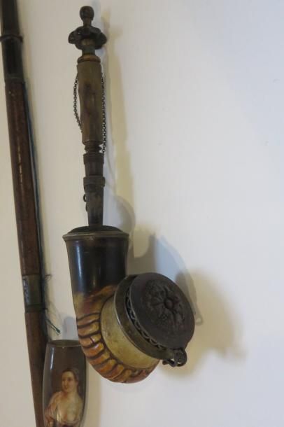 Pipe en écume de mer et corne à motifs sculptés...