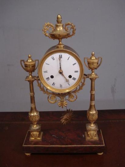 Pendule portique en bronze ciselé et doré....
