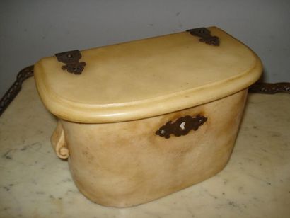 Coffret en albâtre mouluré et sculpté. Le...