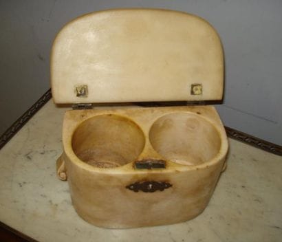 Coffret en albâtre mouluré et sculpté. Le...