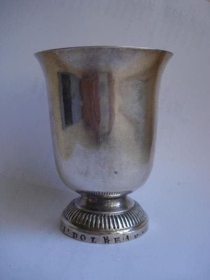 Timbale en argent. Modèle uni posant sur...