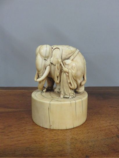 CHINE
Groupe en ivoire sculpté, éléphant...