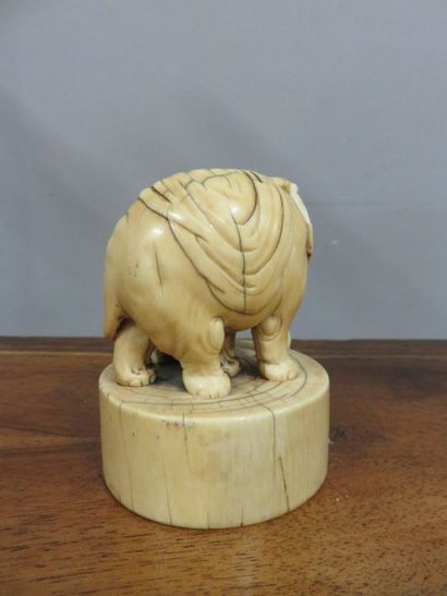 CHINE
Groupe en ivoire sculpté, éléphant...