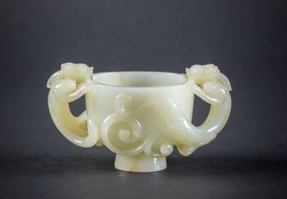 CHINE
Coupe ronde en néphrite blanche sculptée...