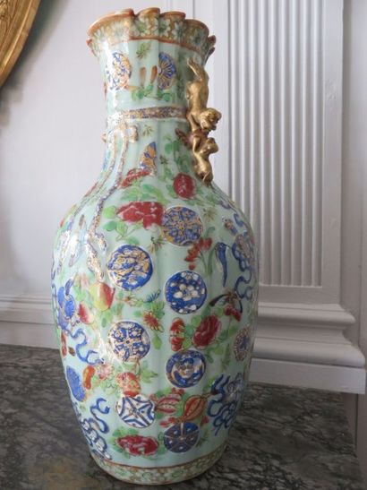 CHINE
Paire de vases à bordure plissée en...