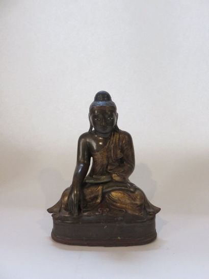BIRMANIE
Bouddha en bronze, sa robe dorée,...